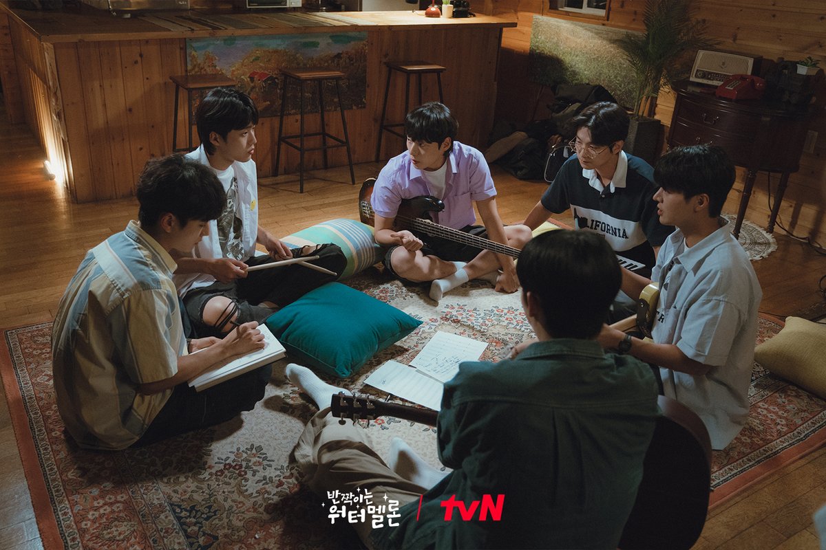 CJnDrama's tweet photo. 🍉워터멜론 슈가 송캠프🎸 출발!
하지만 송캠프에서 낙오된 은결과 은유..?

다시 가까워진 이찬과 청아의 귀욤뽀짝한 데이트까지?❤
수박이들의 이야기는 14화에서 확인하세요😉

<반짝이는 워터멜론>
오늘 저녁 8:50 tvN 방송!

#반짝이는워터멜론 #TwinklingWatermelon https://t.co/CdI5mphKz7