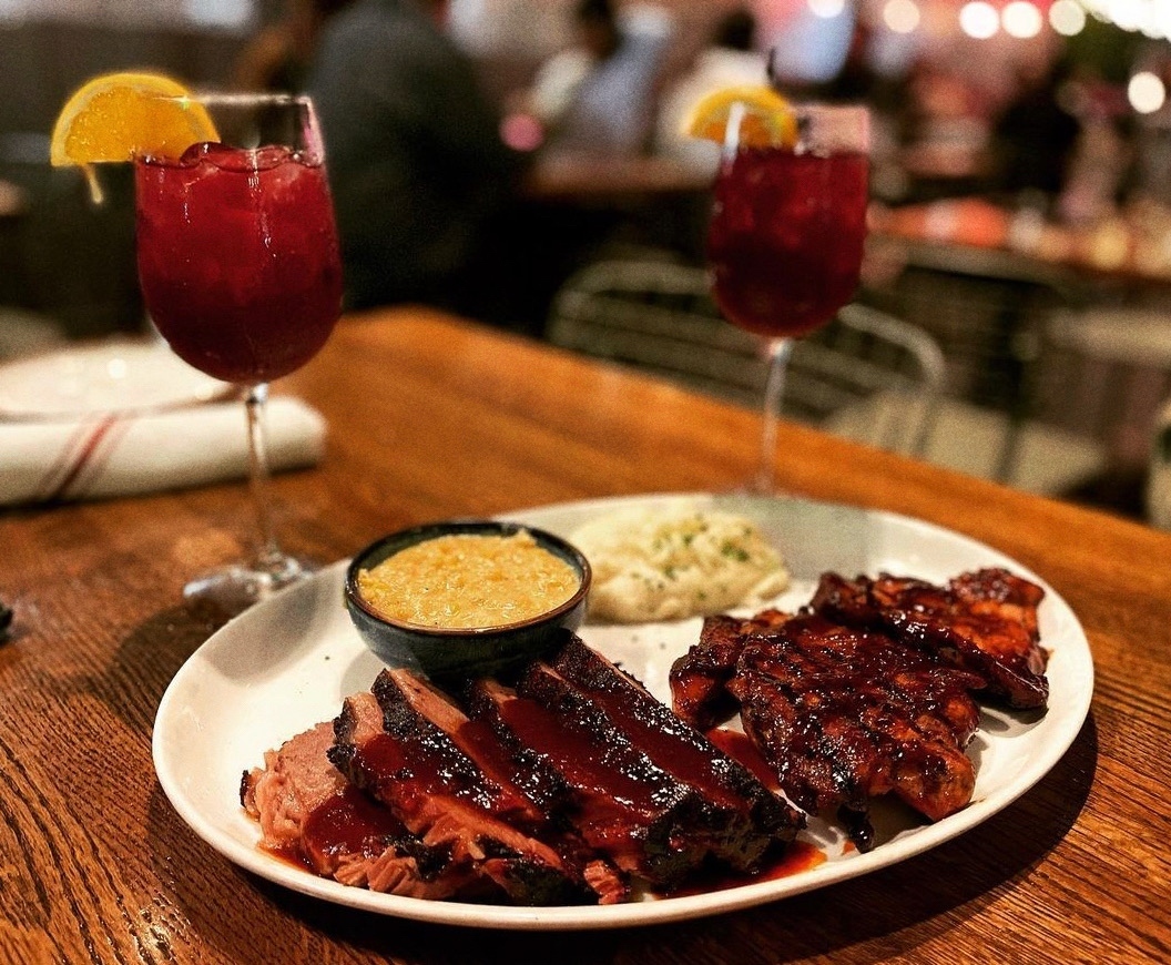Expect to find finger-licking good ribs at Guss BBQ 😋⁠
⁠
📸: @difkinsfood⁠

#bbq #ribs #gussbbq #meatlover #familytime #dateideas #dinner #placestoeat #claremontcalifornia #claremontvillage #inlandempire #losangelescounty