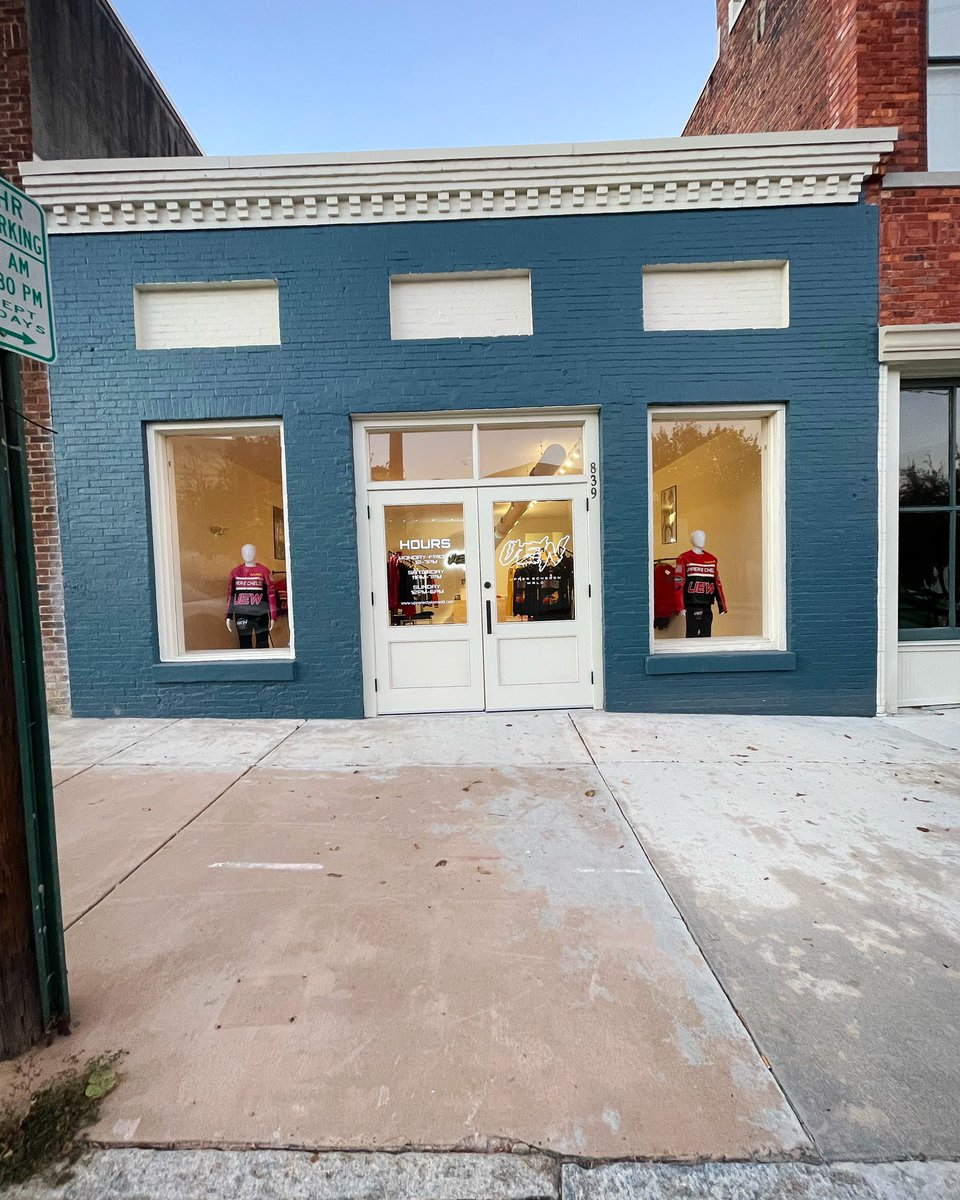 lonzohennessy's tweet photo. Opened my first store front for my clothing brand in my hometown 🔥🌐 located at 839 Forsyth Street Macon, GA 31201
https://t.co/JrKibCRrXJ https://t.co/HdfEE6XoeD