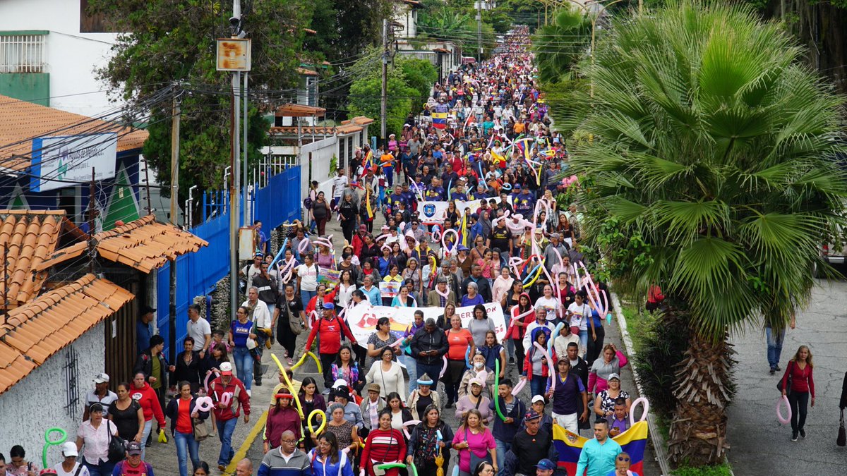 Junto a cientos de merideños Inició campaña 'Sí Venezuela Toda' en el municipio Libertador de Mérida ***Con una gran movilización comenzó la campaña por el Referendo Consultivo, quiénes asistieron coincidieron en la defensa de la soberanía votando cinco veces sí, el 03/12