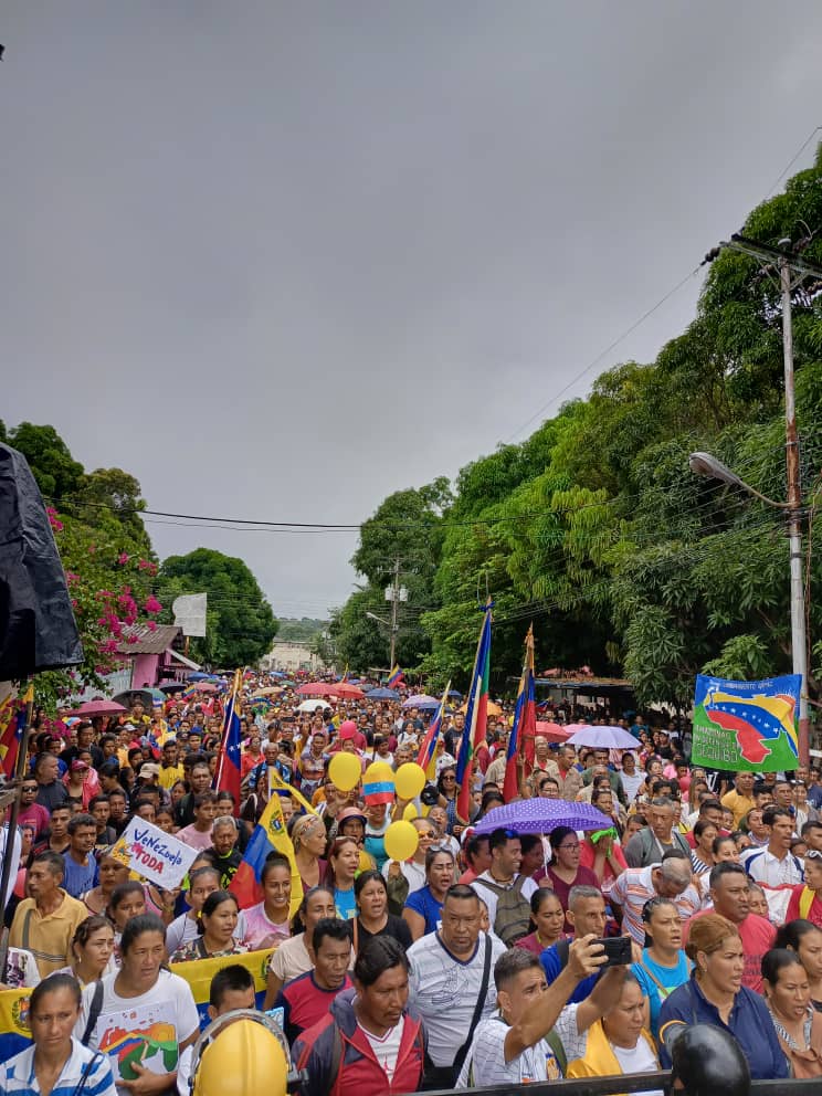 yosmarJhunior's tweet photo. #6Nov| En #Amazonas, habitantes de Puerto Ayacucho y comunidades de #Atures, marcharon para dar inicio a la campaña Venezuela Toda.
El acto fue encabezado por el gobernador de la entidad, Miguel Rodríguez, promoviendo la defensa del Esequibo.
📷: Cortesía https://t.co/XCO32JV3l9