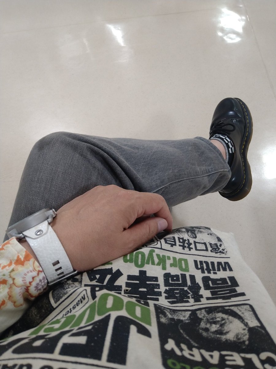 inachans's tweet photo. 今日のおじさん、母の病院の付き添いに来ています。 #おじさん #病院の付き添い #待合室 #キャスケット #丸眼鏡 #花柄シャツ #ca4la #jins #takeokikuchi #tellason #drmartens https://t.co/WVRzXLlCXq