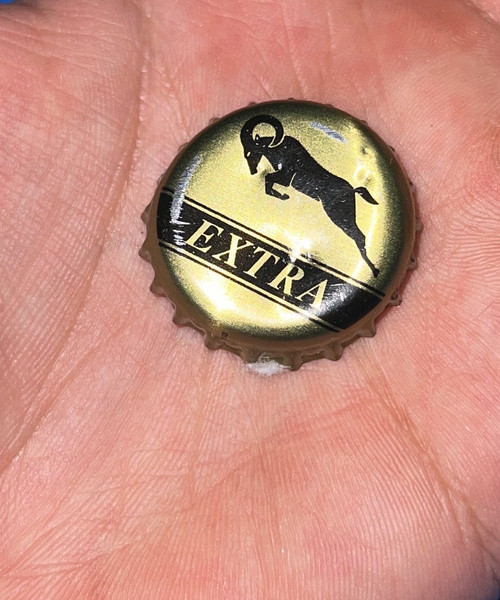 eso de que me salgan tapas de chela de las bolsas del pantalón me pasa más seguido de lo que debería