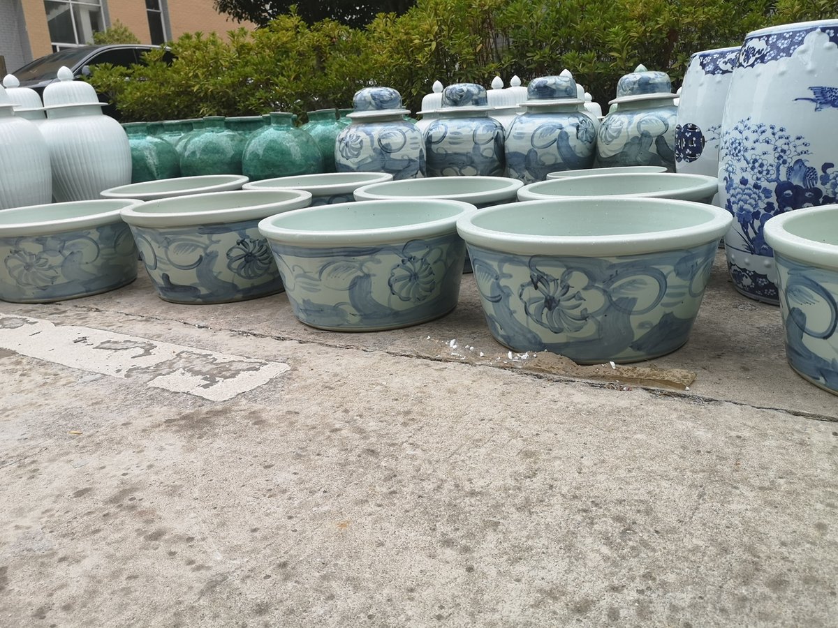 Love these Hand made white blue bowl pots from Jingdezhen.

#interiordesign #designinspiration #grandmillennial #homedesign #interiordecor #newtraditional #houseenvy #classicstyle #instachic #dreamhome
