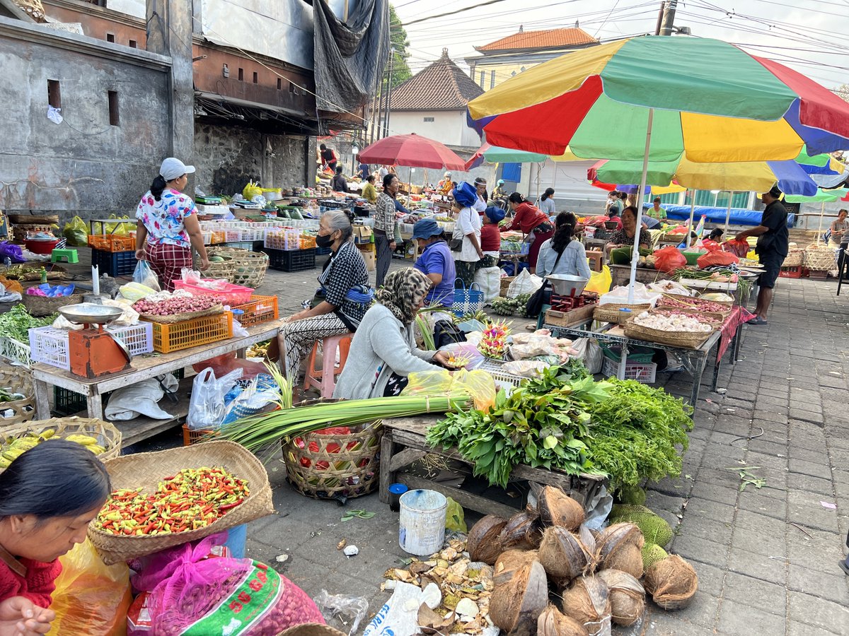 📢 Dive into the heart of Bali's traditional markets! 😍 What's the most colorful find you've stumbled upon? Share your market stories and photos below. Let's celebrate Bali's vibrant traditions! 🌈 #BalineseMarket #MarketVibes #Tamandukuh