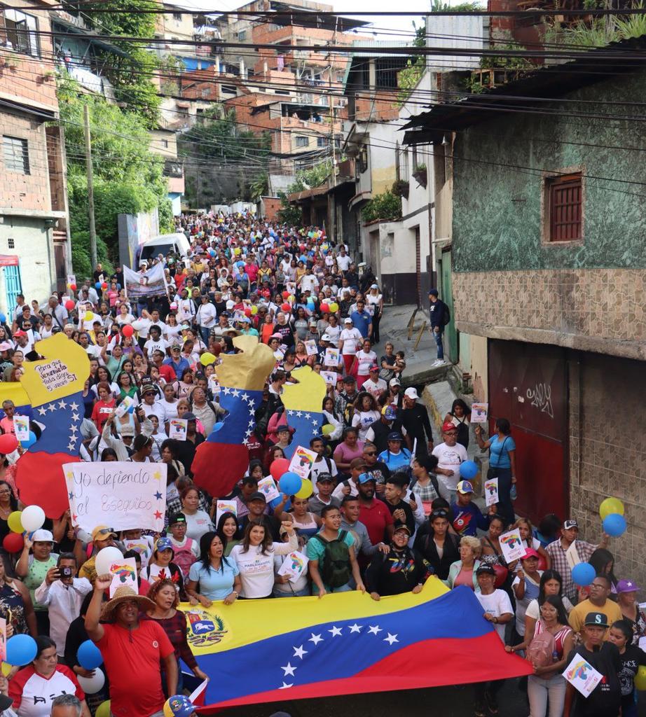 JoseVRangelA's tweet photo. Con una multitudinaria marcha comenzó la campaña Venezuela TODA en #Petare, rumbo al Referéndum Consultivo del próximo #3Dic, con un pueblo unido y listo para votar ¡5 veces Sí! En defensa de nuestro Esequibo 

#SíPorElE5equibo https://t.co/oddargCKz2