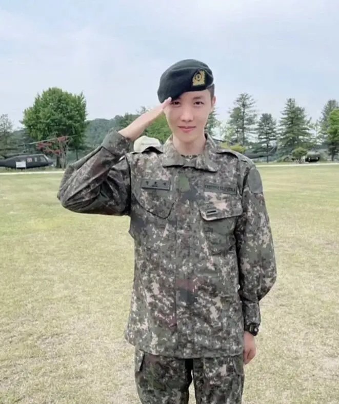 แหล่งข่าวทางทหาร เปิดเผยถึงแผนงานการปรากฏตัว J-Hope และ JIN ในขณะเข้ารับราชการทหาร แต่ทุกอย่างถูกยกเลิกเพราะทางการทหารไม่อนุญาติให้ BTS ปรากฏตัวในงานกิจกรรมทางทหาร เพื่อแสดงความเคารพต่อความคิดของพวกเขาที่ว่า "ปรารถนาที่จะรับราชการทหารแบบปกติที่สุดเท่าที่จะเป็นได้"