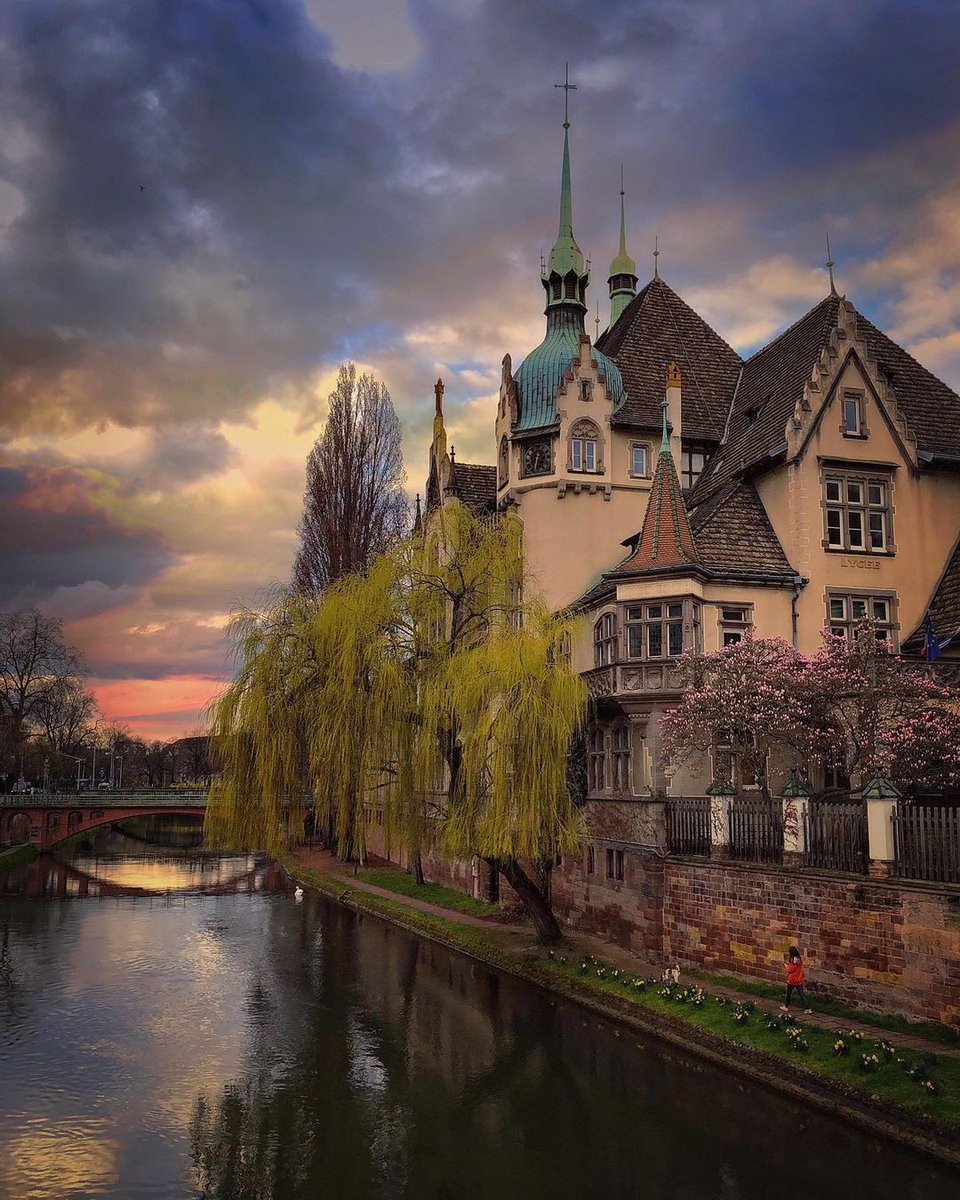 ConfidentialUn's tweet image. Early evening in Strasbourg, France 

📷 by Valentin @travelogueofouioui

#dusk #pinksky #sunsetlight