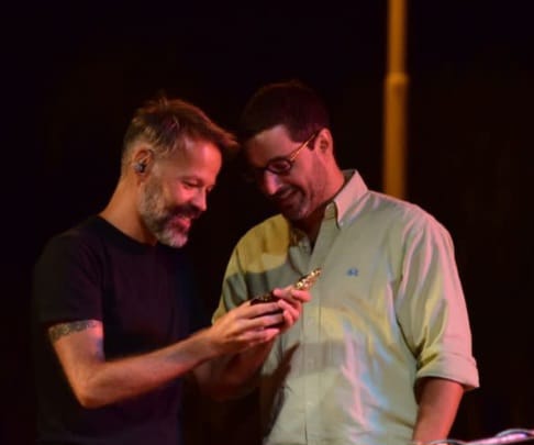 Hoy Gabo Ferro cumpliría años y nada mejor que recordar a ese maravilloso músico, historiador y poeta por su visita a Morón y que tuve el honor de entregarle el Gallito en nombre de los vecinos y vecinas de nuestra ciudad. Gracias a mi amigo @claudioricartes por esta hermosa foto