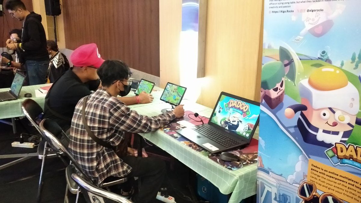 algorocks's tweet image. Some photos from Chibicon X Ghosty&apos;s Comic Surabaya event.

Thanks for playing our game. We got a lot of feedback from you guys. Hopefully, we can find the nasty bugs (and you guys found a lot! We&apos;re grateful for that) in the next updates.

#indiegame #multiplayergame #gameevent