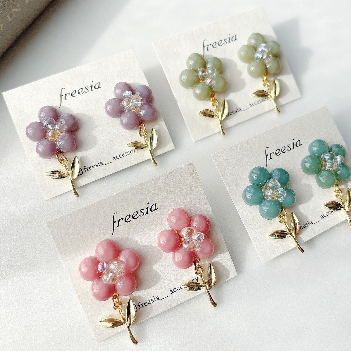 freesiaa_02's tweet photo. お花の葉っぱゆらゆら〜イヤリング🌸
葉っぱが揺れてとっても可愛いのです☺️
新色を加えて再販致します🌟
ぜひご覧ください🙇
https://t.co/axEq1vnrIv https://t.co/JUt8SsernM