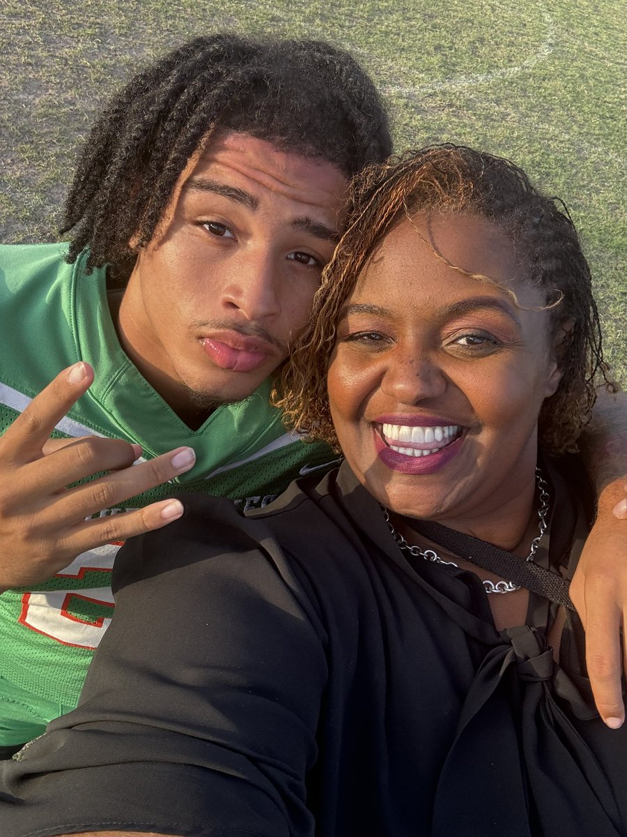 sharene_lynn's tweet photo. Sam Houston HS is playoff bound for the first time since 2018, with the best record since 2016!! Congratulations Coach Will, Hurricanes coaches and Mighty Hurricanes Football players! I love you and I am proud of all of you 💚🧡🏈 #gocanes #powerinhurricanes #hardworkwork https://t.co/wd2nWKQovm
