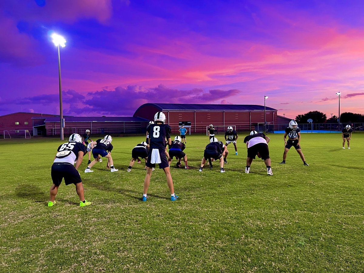 CoachBerry247's tweet photo. What more could you ask for? 

Practicing in November✅ 
Playoff Bound✅
In The #BirdCage ✅
Perfect Weather ✅

There’s no better feeling…. #StatePlayoffs #JensenCounty #YouGotWeGo 
@caffeyjbhs @JonnyAhern @Johnnydelancy @CoachBerry247 https://t.co/M1uyMpG6BJ