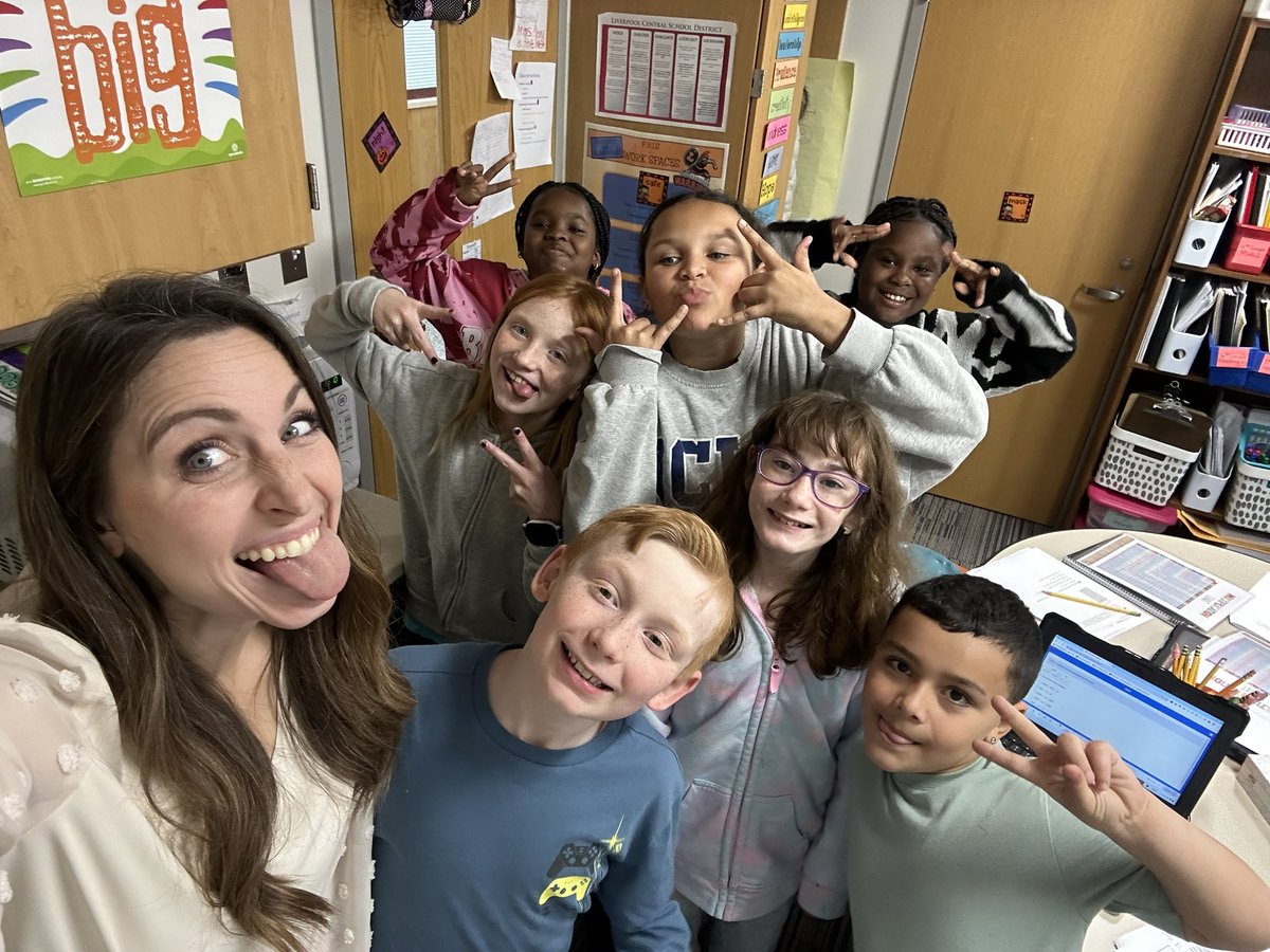 MrsLtweetz's tweet photo. Prepping for our unit math test!! We had a photo bomber! ❤️🥰 #CHE https://t.co/eGiUF4Iw3W