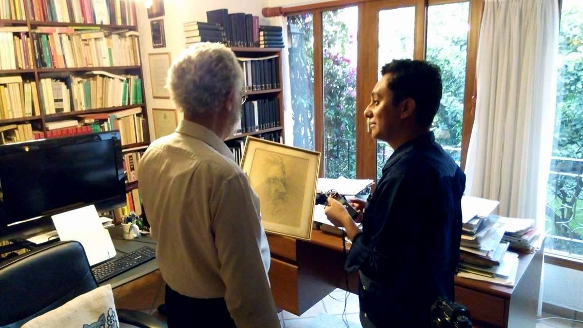 Hoy me enteré que falleció Enrique Dussel, gran filósofo. Hay una buena anécdota detrás de esta foto en su estudio sobre ese dibujo que sostiene hecho por el mismo a sus 17.