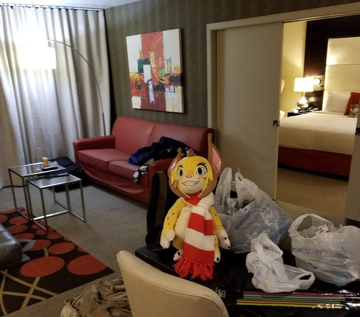 darkjaguar01's tweet photo. Was a big room and best view. Also wanted cake. https://t.co/GlXk04zxVd