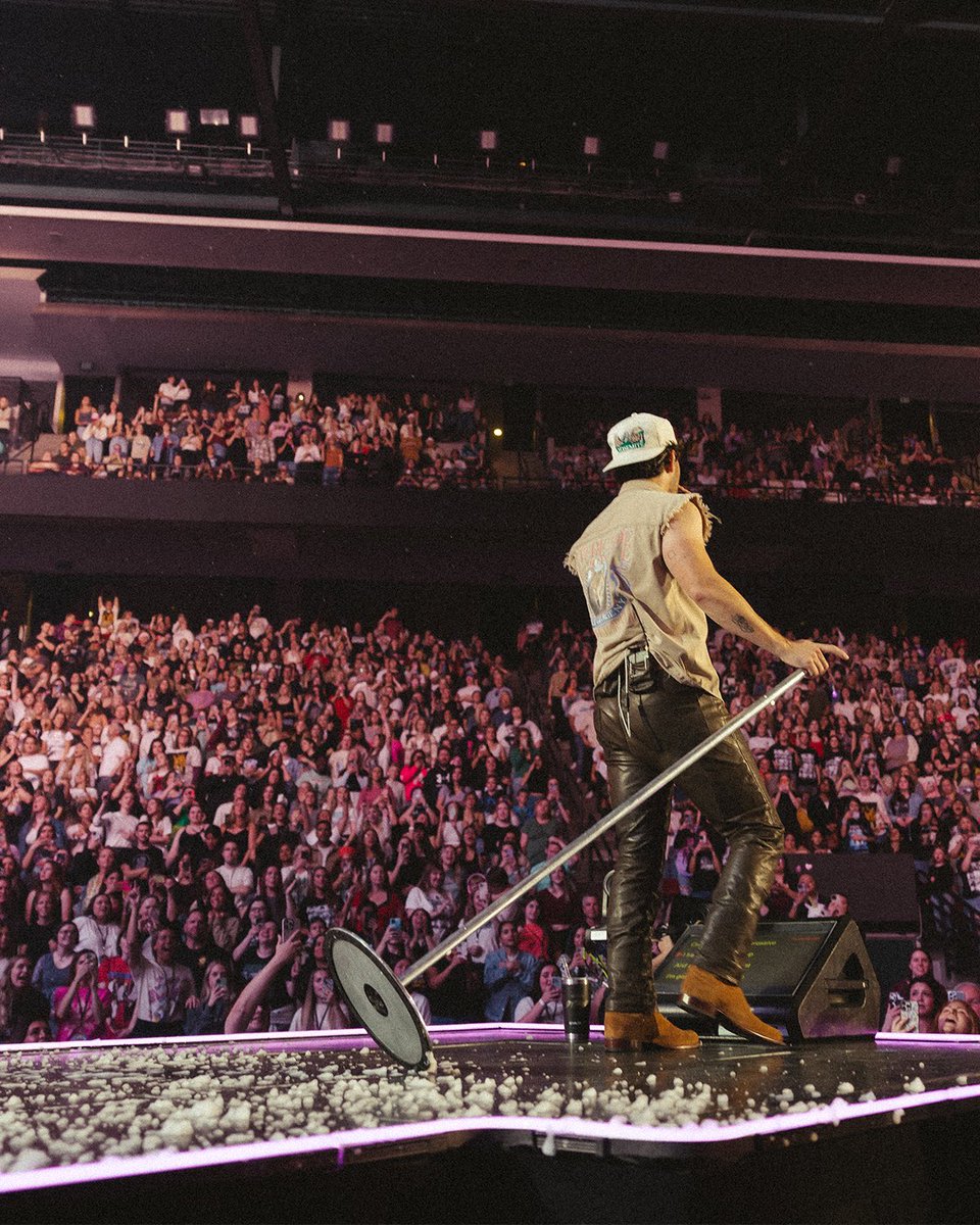 jonasbrothers's tweet photo. Thank you for a beautiful night, Salt Lake City ❤️ https://t.co/OglAnwy7Uf