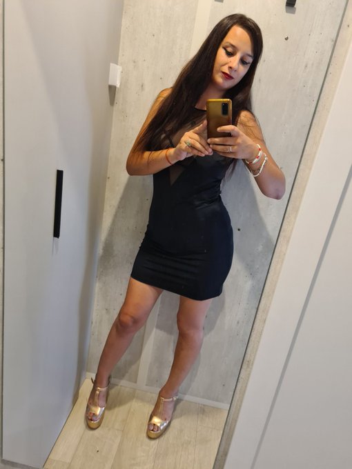 Avec laquelles de mes coll&egrave;gues suivantes tu m'imagines soumise ?  Dis moi en commentaire !!   @BadSexyGirlFr @CapucineXXHOT @MissSweetYumi @Goddess_Gaby_ @louisenextdoor @Louisonnap2 @Liladoree_vtc @MMfootfetish @Deesse_Evabella<a href="/tag/mercredifesses"class="tags"><span>#mercredifesses</span></a>