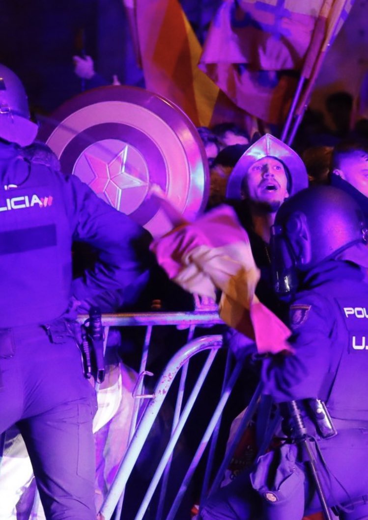 Casco de los tercios y escudo del Capitán América. Es que no hay ni uno medio normal en Ferraz.