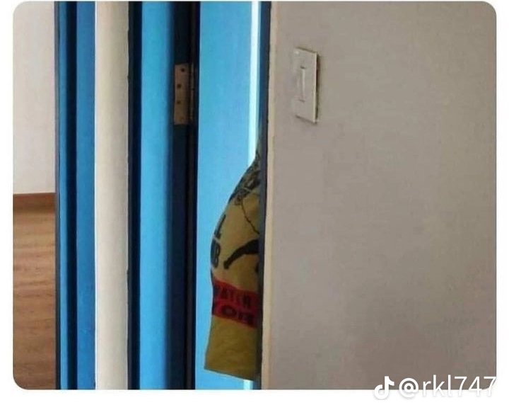 صاحب الصورة كتب: زوجتي الحامل تحاول التجسس علي 😂