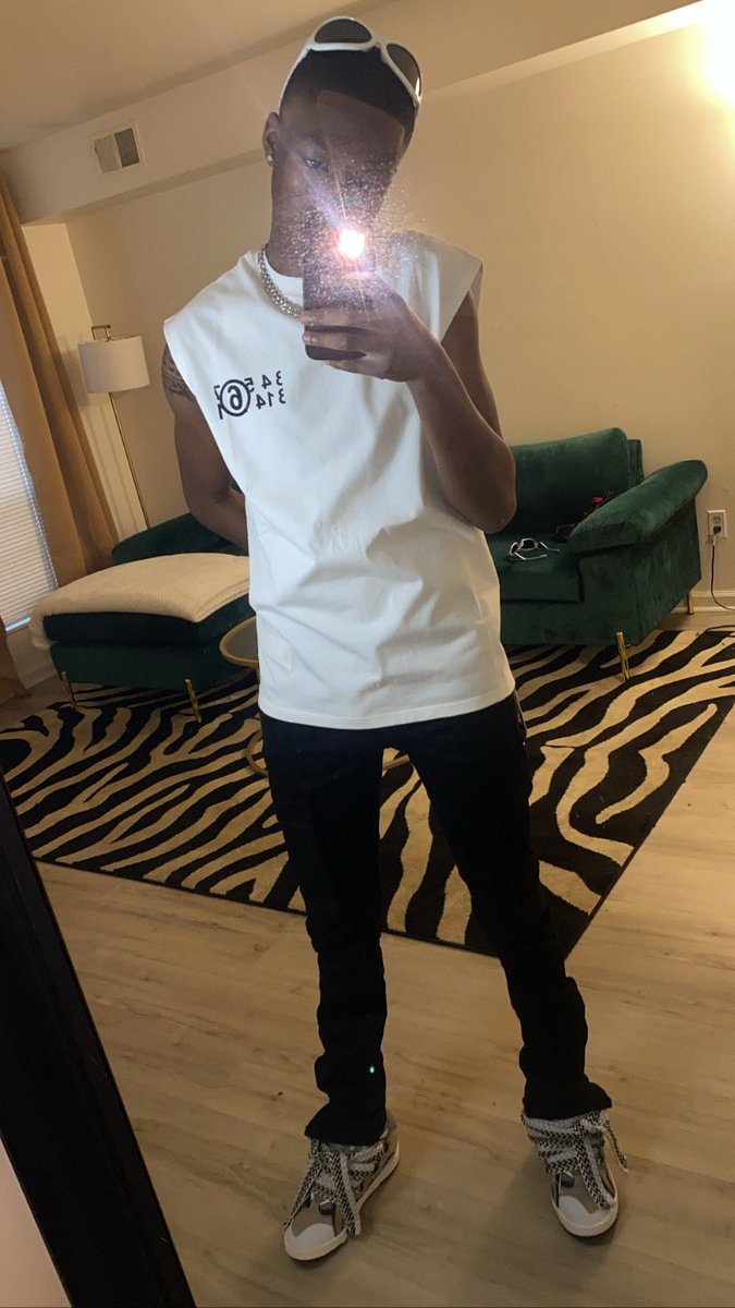 taayv0's tweet photo. My favorite picture atm 🤣 https://t.co/2ROst6O823
