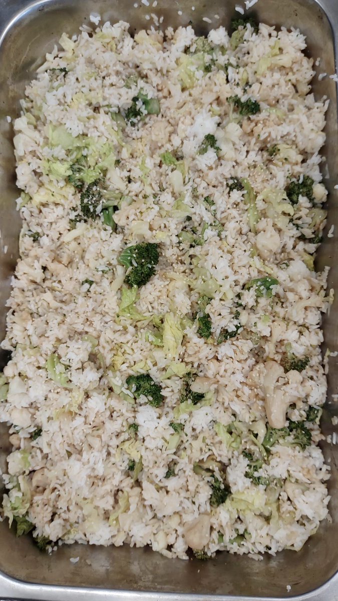 subvert_ud's tweet photo. This week we had veggie soup 🍲, pasta 🍝, sheet pancakes 🥞🍌🍏, fried rice 🥦🍚, and stewed greens🥬🥓. Food and supplies every Sunday 12:00-1:30 at U Heights (50th and University)!

D0NATIONS (vmo subvert_ud) &amp; C0MRADES NEEDED (plz share)

#Seattle #SeattleMutualAid #MutualAid https://t.co/ZDZi2BJesH
