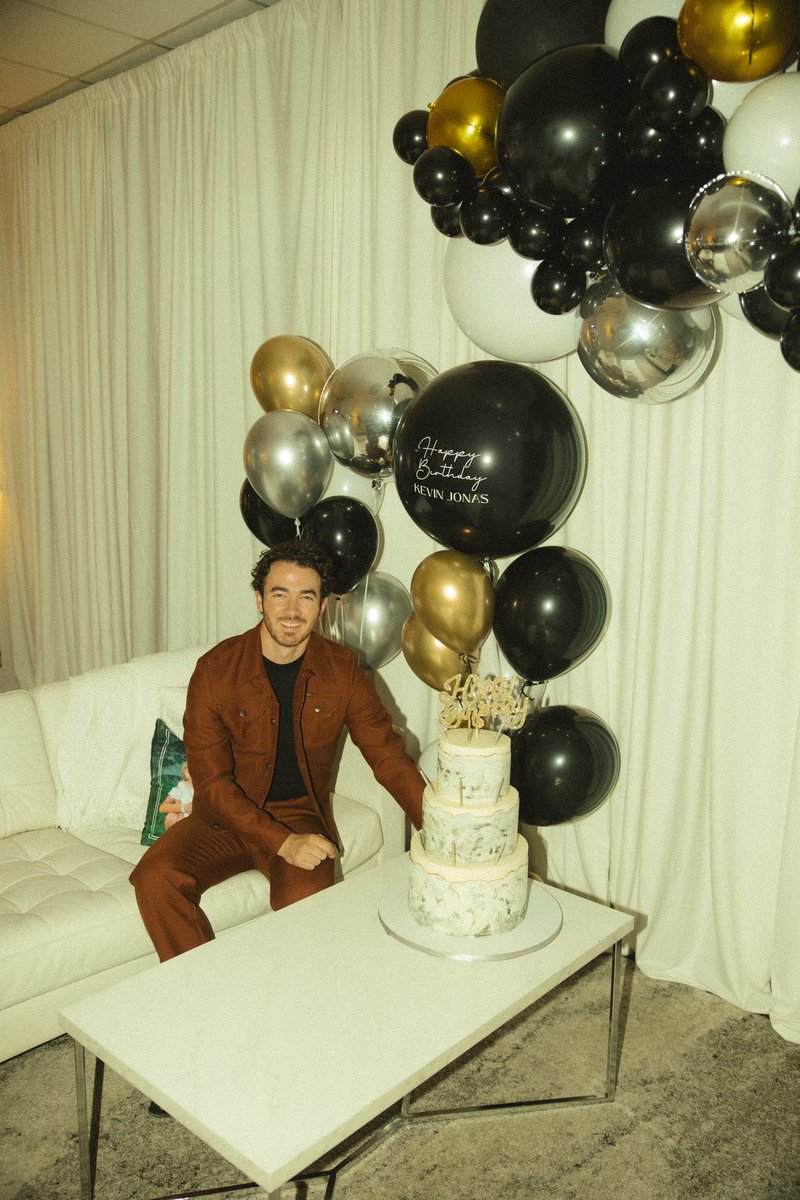 kevinjonas's tweet photo. Thanks for all the birthday wishes and to my beautiful wife @daniellejonas for my incredible cake! I don’t feel a day over 36 😉 https://t.co/YO2WJWIxk7
