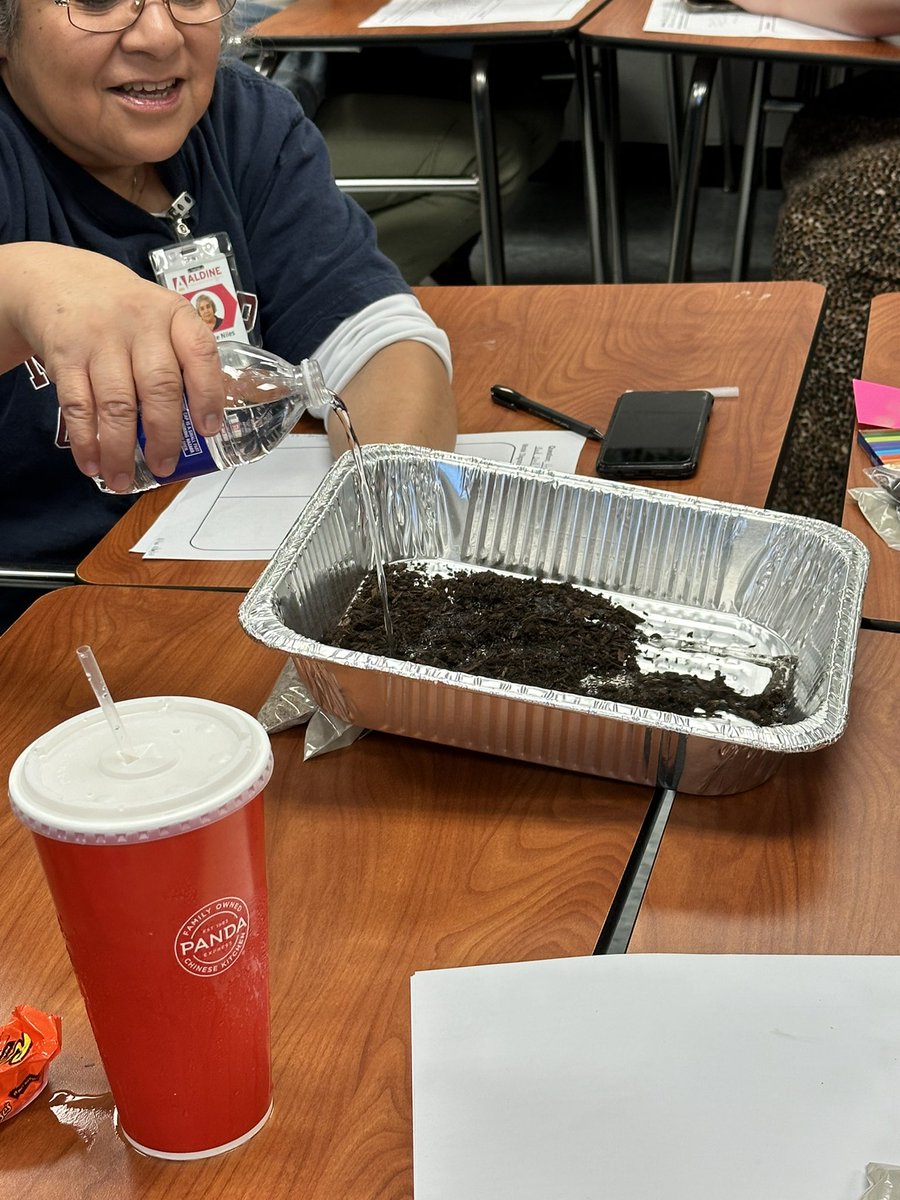 rogersstac's tweet image. More highlights from DSD today as first grade teachers went Digging and Diving into Earth Science. @jamologan @AISDElemScience