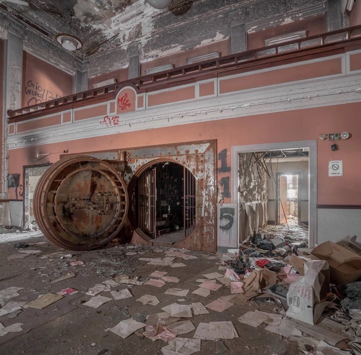 historyinmemes's tweet image. Abandoned bank vault in Gary, Indiana.

Gary is one of the most abandoned cities in the U.S., yet is perhaps most famous for being the hometown of the Jackson 5.

The city came to prosperity in the early 1900s, seeing rapid growth due to the United States Steel Corporation…