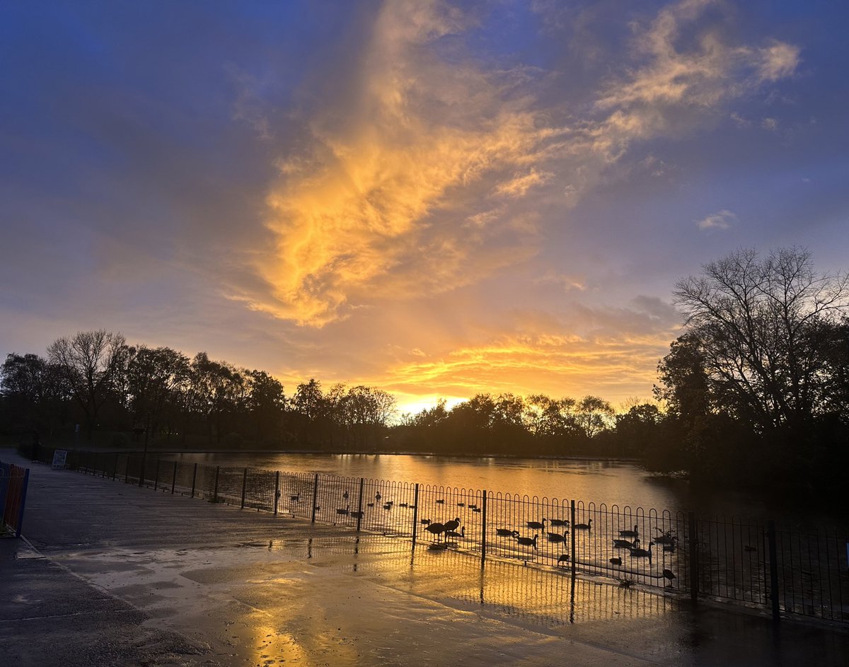 jmcandrew7's tweet photo. What an absolutely stunning sunset over Platt Fields Park as we left this evening. #AutumnVibes  @parks_great @ky1iew @MCCFallowfield https://t.co/AHyhmJvhMp