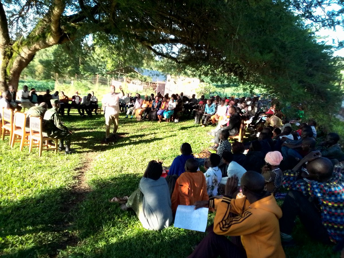 Mutenderi sector (@mutenderi_sect) on Twitter photo Uyu munsi <a href="/Mutenderi_Sect/">Mutenderi sector</a> Habereye inama yahuje Inzego z'Ubuyobozi Kuva Ku Isibo, Umudugudu, Akagali n'Umurenge.yitabiriwe na Vice Mayor FED <a href="/MapambanoN/">MAPAMBANO NYIRIDANDI</a> Ari kumwe na Major Kayonga,yigaga Kuri Gahunda yo Kuvugurura Ubuhinzi bw'Urutoki kugirango burusheho Gutanga Umusaruro. Uyu munsi <a href="/Mutenderi_Sect/">Mutenderi sector</a> Habereye inama yahuje Inzego z'Ubuyobozi Kuva Ku Isibo, Umudugudu, Akagali n'Umurenge.yitabiriwe na Vice Mayor FED <a href="/MapambanoN/">MAPAMBANO NYIRIDANDI</a> Ari kumwe na Major Kayonga,yigaga Kuri Gahunda yo Kuvugurura Ubuhinzi bw'Urutoki kugirango burusheho Gutanga Umusaruro.