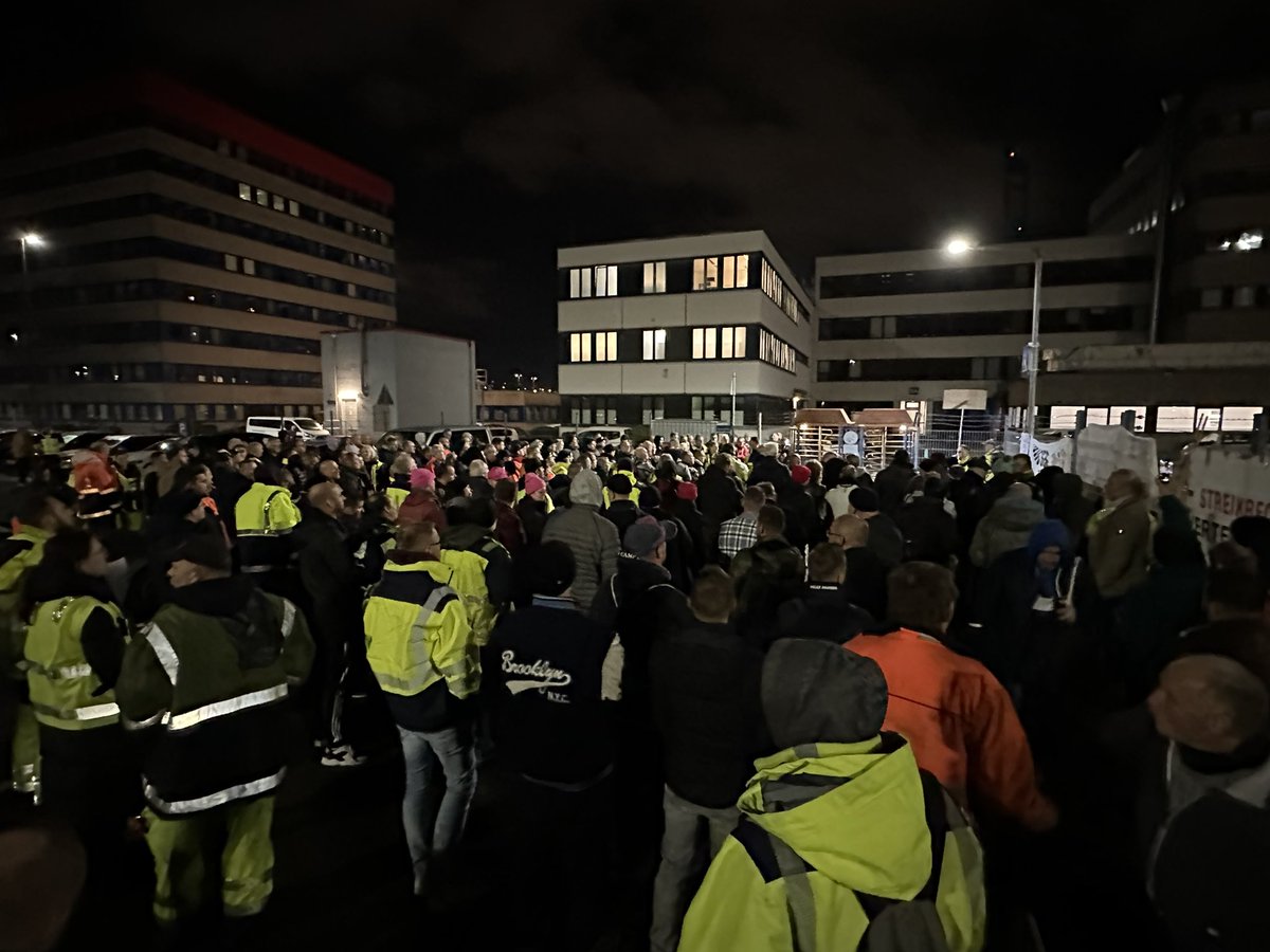 TVStud Hamburg (@tvstud_hh) on Twitter photo HHLA Beschäftigte haben gerade gegen die Teilprivatisierung des Hafens spontan die Arbeit niedergelegt. Die selbe <a href="/spdhh/">SPD Hamburg</a>, die uns einen Tarifvertrag verwehrt, verscherbelt öffentliches Eigentum. Als #TVStud sind wir solidarisch vor Ort. Tarifflucht und Privatisierung stoppen! HHLA Beschäftigte haben gerade gegen die Teilprivatisierung des Hafens spontan die Arbeit niedergelegt. Die selbe <a href="/spdhh/">SPD Hamburg</a>, die uns einen Tarifvertrag verwehrt, verscherbelt öffentliches Eigentum. Als #TVStud sind wir solidarisch vor Ort. Tarifflucht und Privatisierung stoppen!