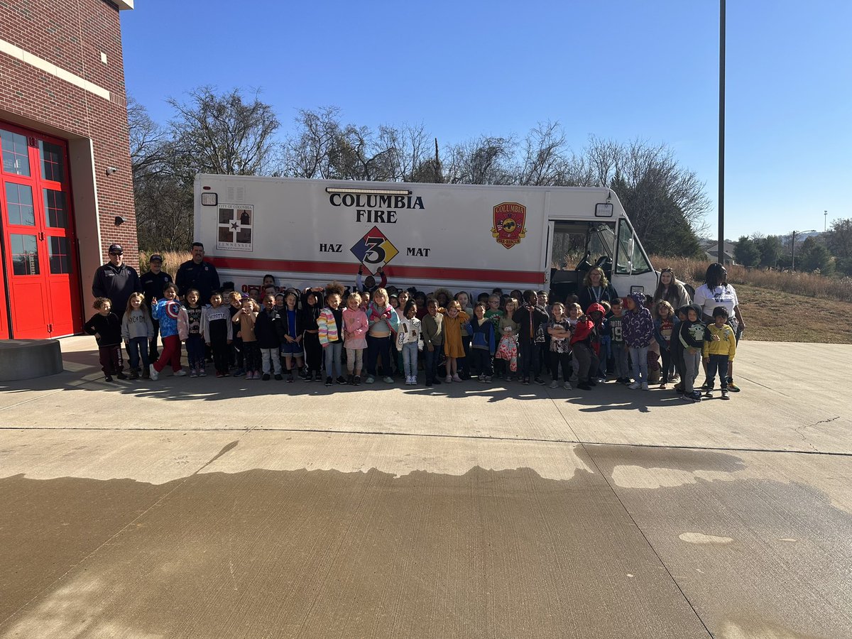 MissAMattingly's tweet photo. Such a fun trip to our local fire station to kick off our community helpers unit!! Our #BuzzWorthy kinders loved getting to learn about all the equipment they use! #placebasedlearning https://t.co/k14NmWYwyh