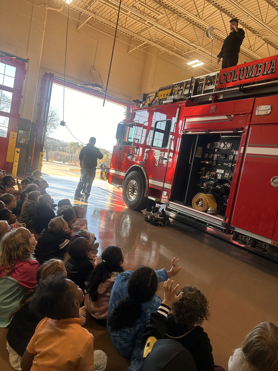 MissAMattingly's tweet photo. Such a fun trip to our local fire station to kick off our community helpers unit!! Our #BuzzWorthy kinders loved getting to learn about all the equipment they use! #placebasedlearning https://t.co/k14NmWYwyh