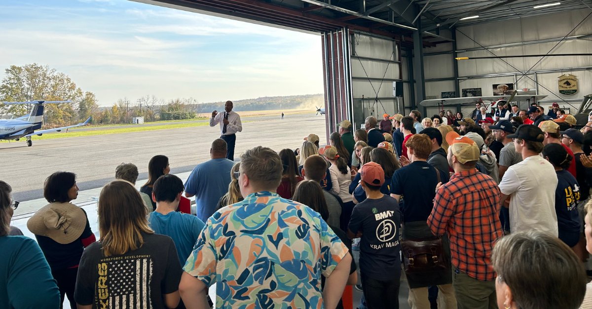 leepetersforva's tweet photo. Packed house this afternoon for our final rally - Fredericksburg is fired up and ready to rock the vote!

Thank you @GlennYoungkin, @WinsomeSears and @JasonMiyaresVA for helping us bring it home.

#HD65 #FXBG #GOTV https://t.co/6aw6uDME9x
