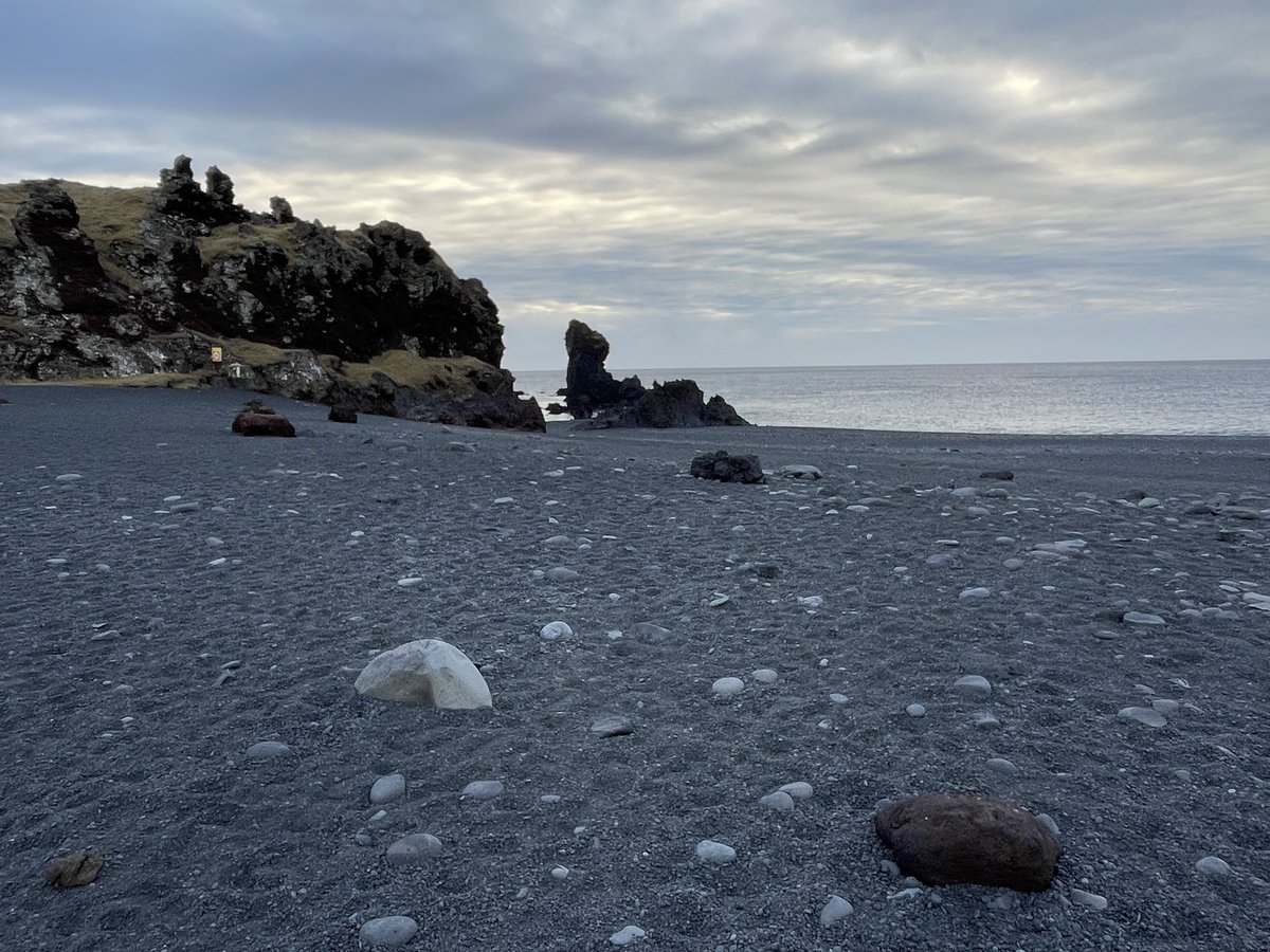 Nur einen Katzensprung weiter ist die Bucht Djúpalónssandur, in der noch immer Wrackteile eines 1948 gesunkenen Trawlers liegen.