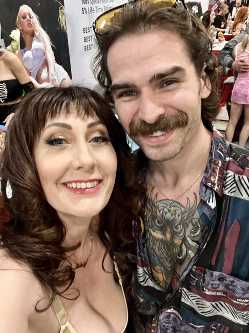 Just a few snaps from @EXXXOTICA  with these beautiful people 💖💖💖 @FleshMechanic19 @KatieXKinz @SaraJayXXX<a class="tags" target="_blank" title="On Twitter" href="/?out=eyJ0eXAiOiJKV1QiLCJhbGciOiJIUzUxMiJ9.eyJpYXQiOjE3MjE4Nzg1MDYsImlzcyI6InR3cG9ybnN0YXJzLmNvbSIsIm5iZiI6MTcyMTg3ODUwNiwiZXhwIjoxNzUzNDE0NTA2LCJyZWRpcmVjdF91cmwiOiJodHRwczovL3R3aXR0ZXIuY29tL0VYWFhPVElDQSJ9.PnHo-f5tB6OxjDEk261jDiYK0hIOwp9ycPi23QBEPVMS_hbTtnm5wAjxJrttqx0urXK-0Kt9BxFW5W75vjhTcQ">@EXXXOTICA</a><a href="/tag/mvsales"class="tags"><span>#mvsales</span></a>