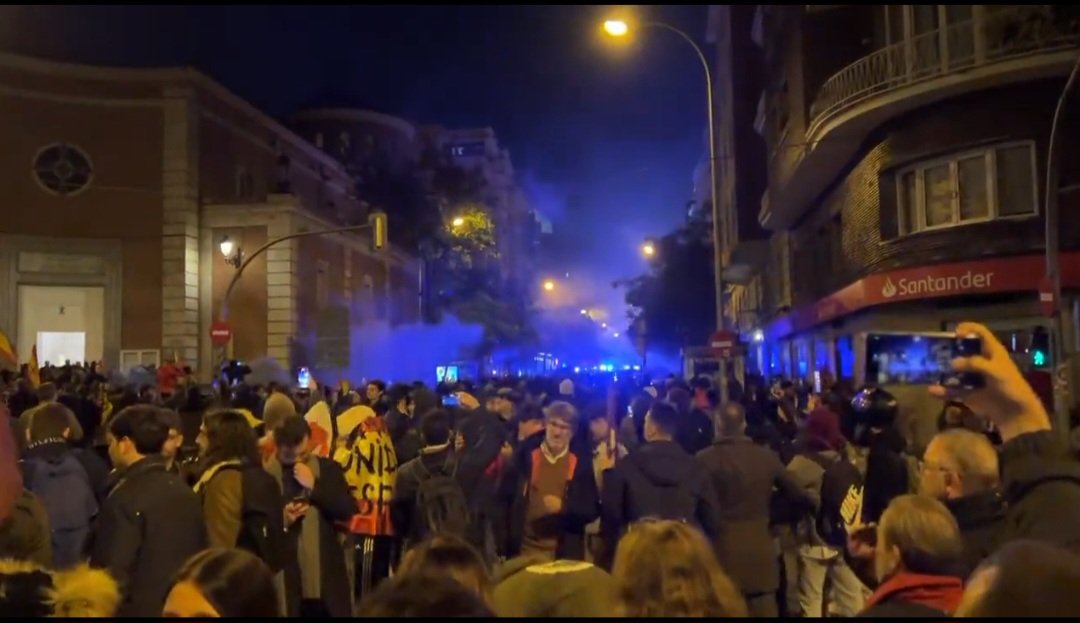 AlvaroBernad_'s tweet image. Si amnistías a estos.

¿Con qué legitimidad gaseas a estos otros?