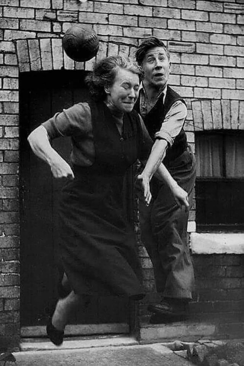 DidierRoustan's tweet image. J’adore cette incroyable photo de Bobby Charlton tout jeune disputant un ballon de la tête avec sa maman dans une rue de Manchester ..