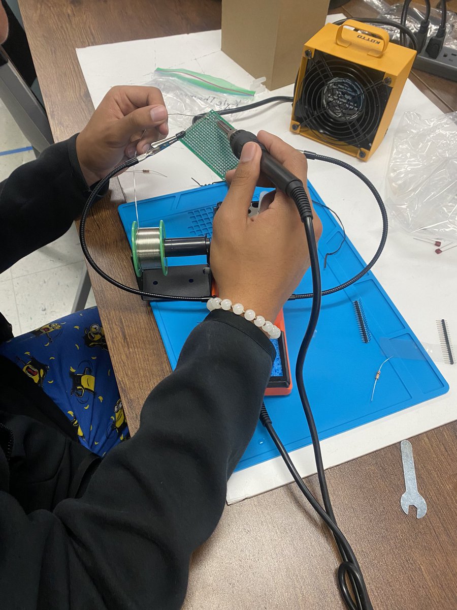 Soldering in Mrs Alejandres! So much fun! <a href="/BCHSASB/">BCHSASB</a> <a href="/MercedUHSD/">MercedUHSD</a>