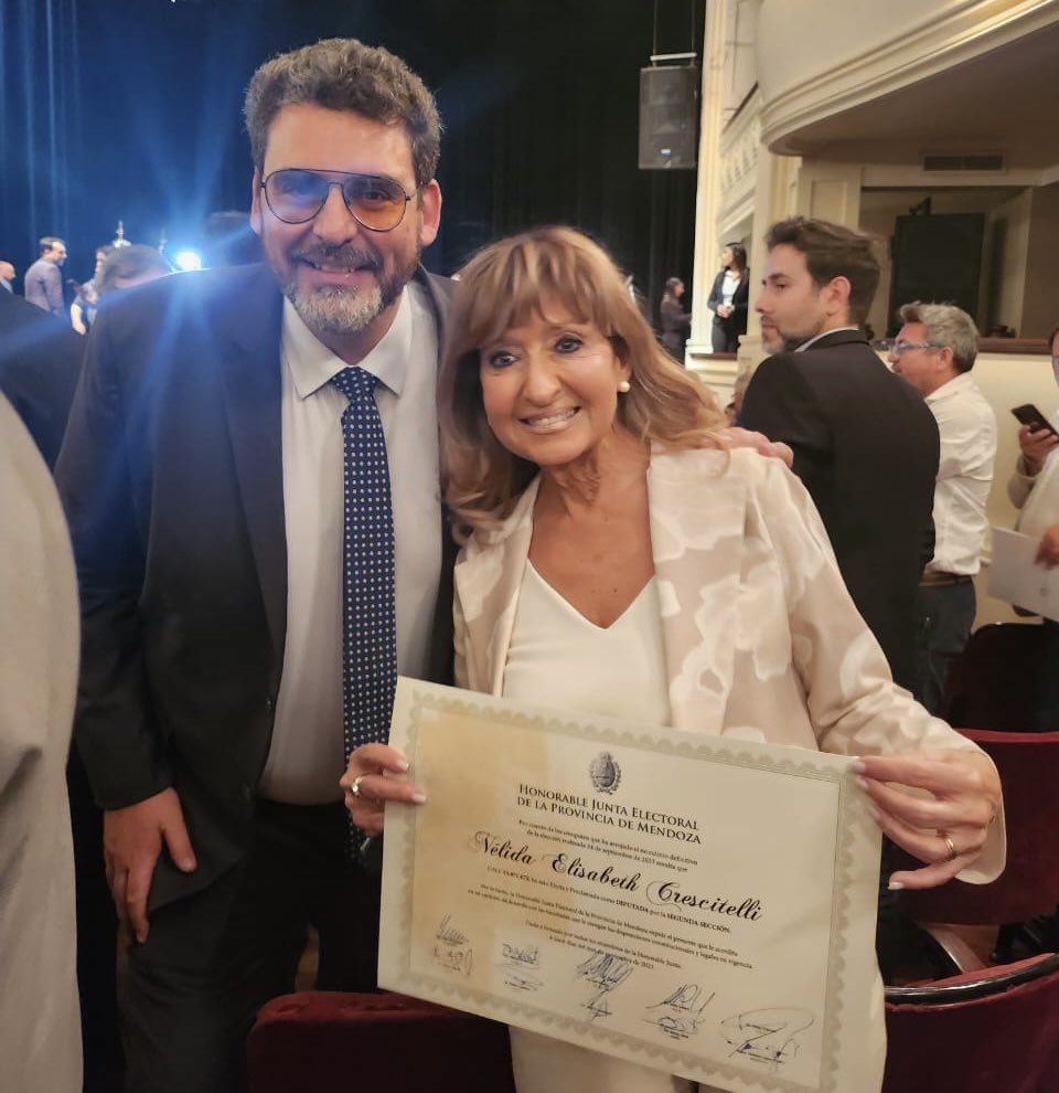 ecrescitelli20's tweet photo. Orgullosa de haber recibido el certificado de la Junta Electoral que me proclama como diputada provincial.
Mi compromiso con los mendocinos para honrar con responsabilidad y esfuerzo el mandato otorgado, para que nuestra provincia continúe creciendo. https://t.co/cHt0zoUYf9