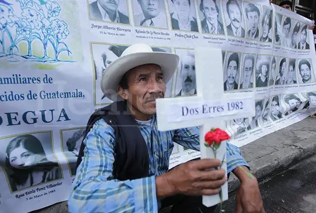 Mañana a las 3 pm, el Tribunal de Mayor Riesgo E dictará sentencia por la masacre del #CasoDosErres, ocurrida en La Libertad #Petén en 1982.

Este es el cuarto juicio del caso y han sido condenados 6 exkaibiles.  Se espera que mañana se condene a 3 nuevos acusados. #Justicia.