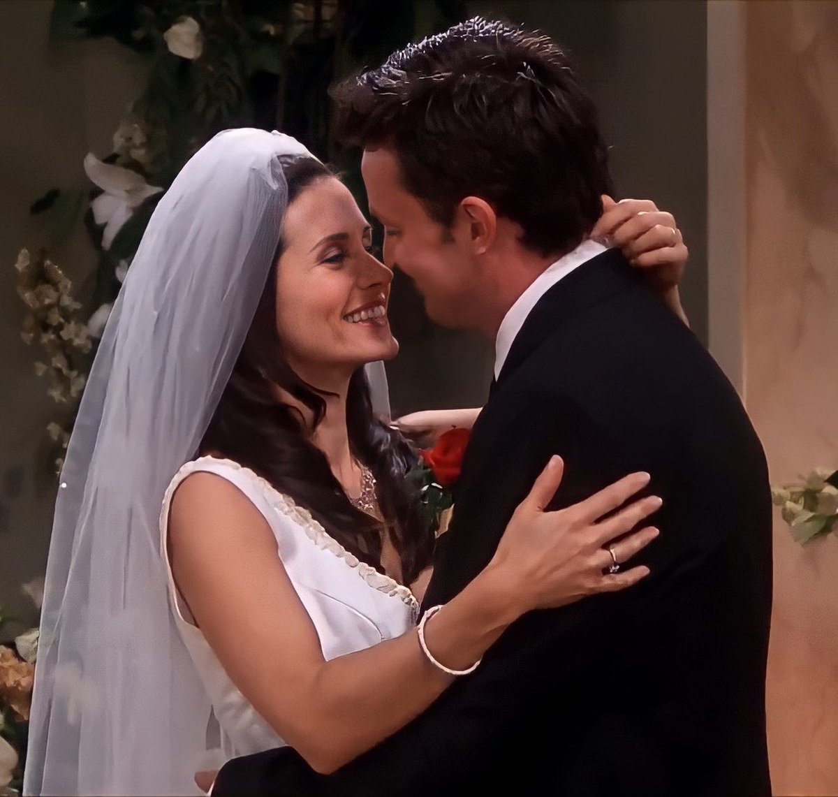 tracklist's tweet photo. Matthew Perry pediu que roteiristas de "Friends" não incluíssem cena em que Chandler seria infiel com Mônica. 

A atriz Lisa Cash revelou ao TMZ que ensaiou a cena com Perry, mas ele disse aos roteiristas que o público nunca perdoaria o personagem pela traição. https://t.co/3Jt74zOH6l