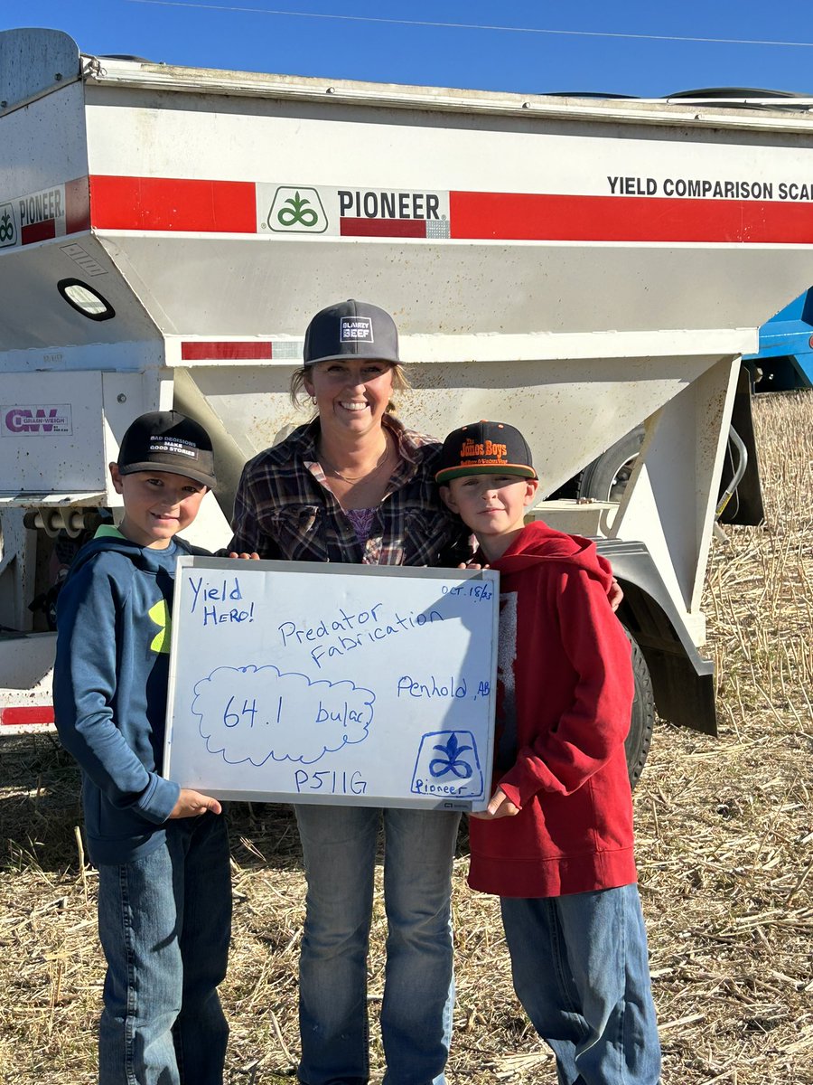 OrchardAg's tweet photo. Beautiful crop, thanks to the entire Blair family for having fun with #YHcontest #YieldHero23 @PioneerSeedsCA
Picking the right swath was tricky and turned out 5+ bu less than the draw - who knew🤷🏼‍♂️.  Amazing family with future farm boys growing up fast! https://t.co/G0dlwU5Et5