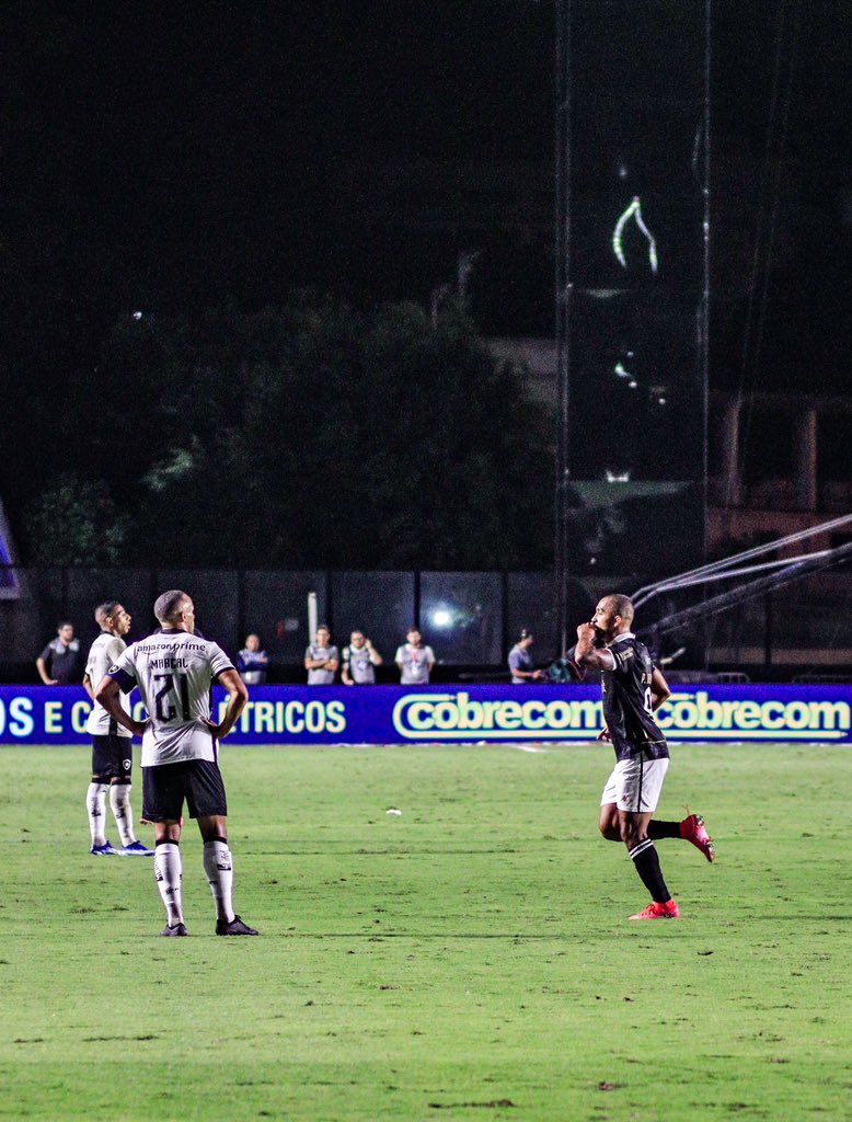A rede vai balançar… 🎶💢

Vasco sai na frente em São Januário! 

📸 Rafael Arantes

#GiroPelosEstadios | @giroagro