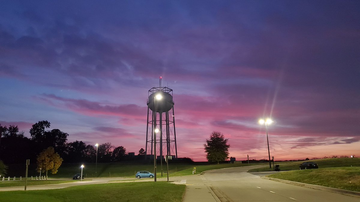 LivWithoutLimit's tweet photo. #TodayInLab I made a water line for our sample manifold then was greeted by a beautiful sunset 🌇 https://t.co/gDYcUeQuif