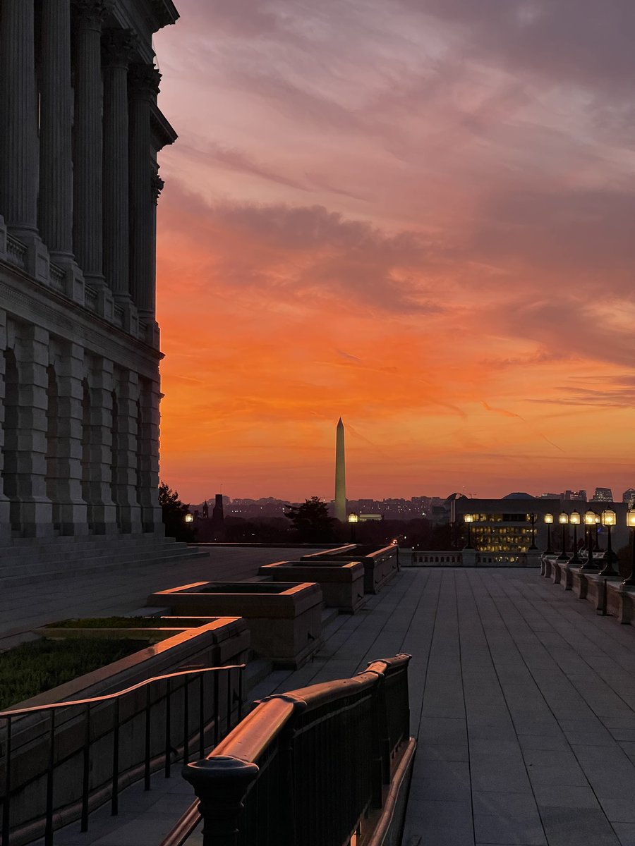 Capitol Sunsets at 5:25pm 😍

Pitch black by 5:30pm 😔