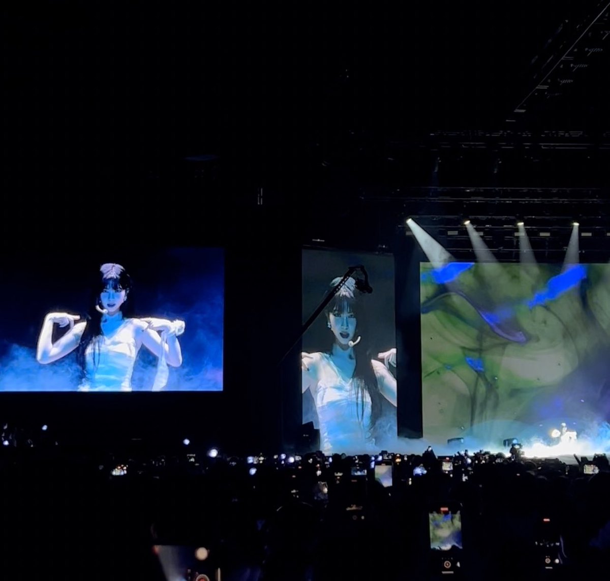 aenyy__'s tweet photo. her visuals are insane #aespa #synkhyperline #paris #aespa_Drama #KARINA https://t.co/31OwhhQcLf
