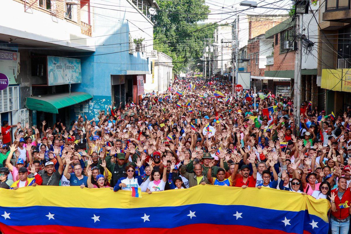 johanitakenpo's tweet photo. #6Nov Unidos con el propósito de defender el Esequibo caminamos el Casco de Turmero junto a nuestra gente para dar un mensaje claro que la soberanía nacional se respeta. ¡Venezuela Toda y Mariño Todo se moviliza en defensa de lo nuestro!  

@EsequiboOficial 

#SíPorElE5equibo https://t.co/SN2i6ygvfB