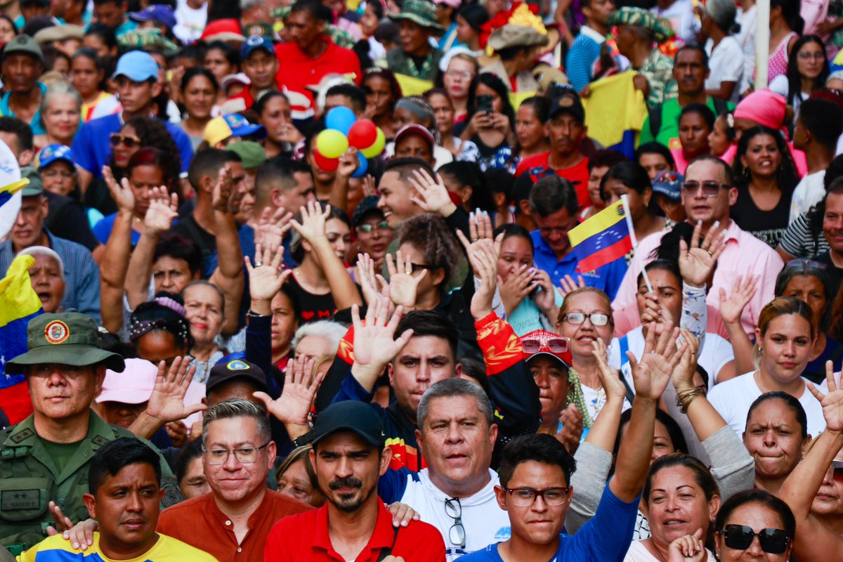 johanitakenpo's tweet photo. #6Nov Unidos con el propósito de defender el Esequibo caminamos el Casco de Turmero junto a nuestra gente para dar un mensaje claro que la soberanía nacional se respeta. ¡Venezuela Toda y Mariño Todo se moviliza en defensa de lo nuestro!  

@EsequiboOficial 

#SíPorElE5equibo https://t.co/SN2i6ygvfB